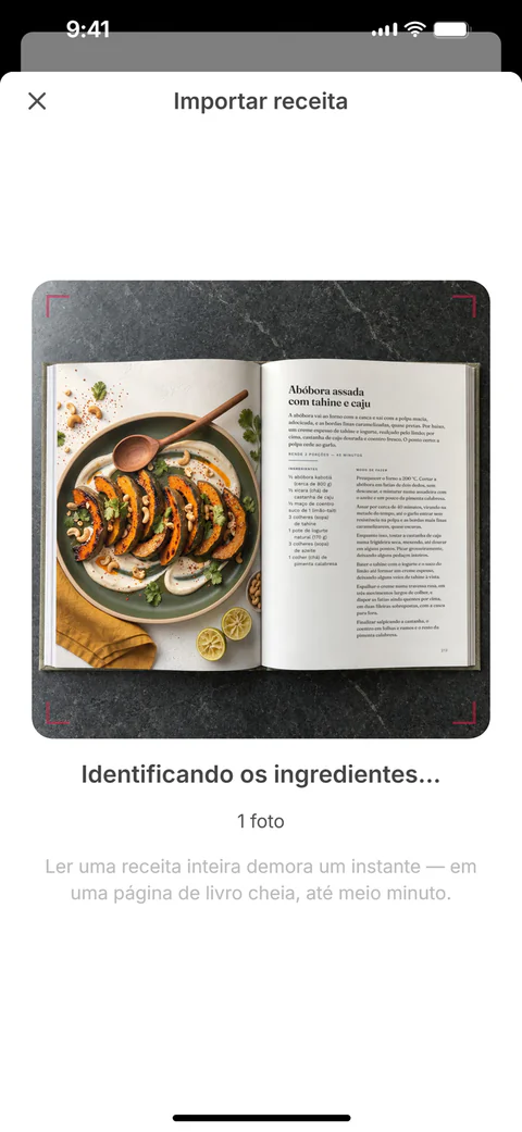 O SuperPlan importando a receita a partir de uma foto da página do livro: uma linha de leitura percorre a foto enquanto o app identifica os ingredientes