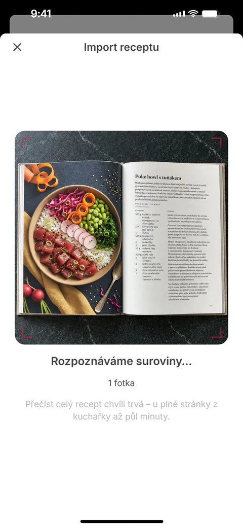 SuperPlan importuje recept z fotky stránky v kuchařce: přes fotku přejíždí skenovací linka a aplikace přitom rozpoznává suroviny