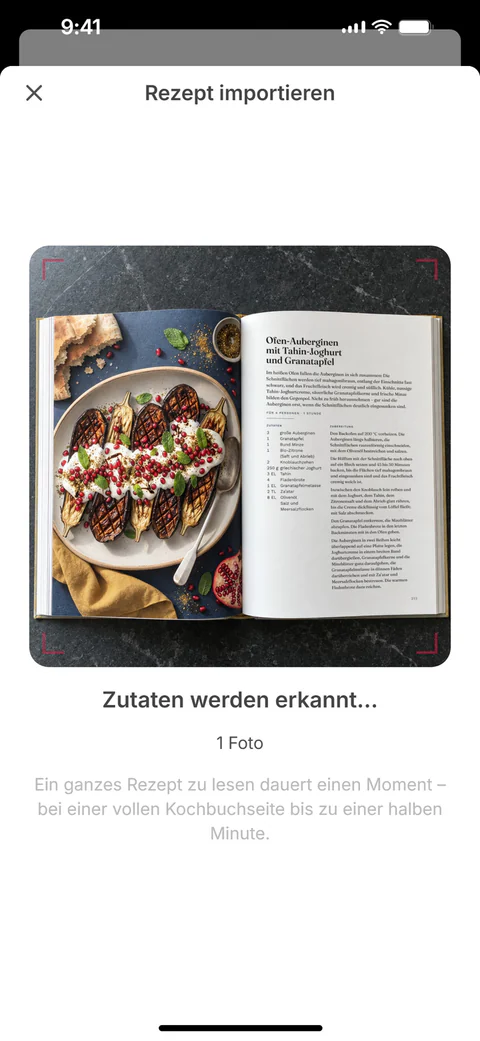 SuperPlan importiert das Rezept aus einem Foto der Kochbuchseite: Eine Scanlinie wandert über das Foto, während die Zutaten erkannt werden