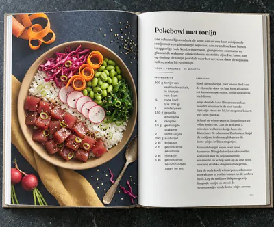 Een opengeslagen kookboek met het recept voor Pokébowl met tonijn