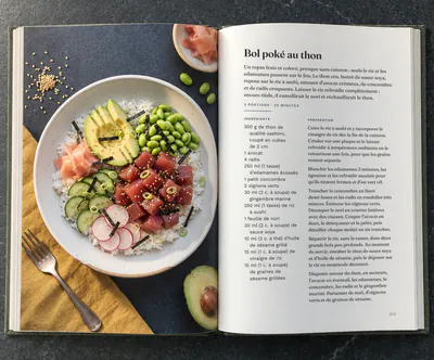 Un livre de recettes ouvert à la recette du Bol poké au thon
