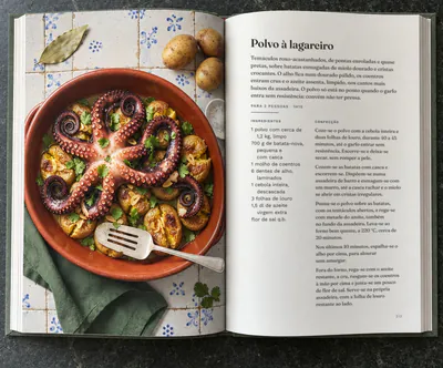 Um livro de cozinha aberto na receita de Polvo à lagareiro