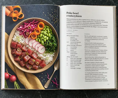 Otwarta książka kucharska z przepisem na poke bowl z tuńczykiem