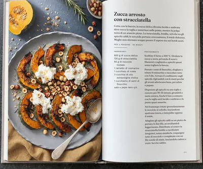 Un libro di cucina aperto sulla ricetta della zucca arrosto con stracciatella