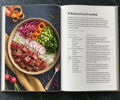 En oppslått kokebok med oppskriften på pokebowl med tunfisk
